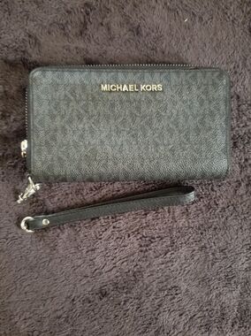 Michael Kors Women's Black Zip Around Wallet - Preloved